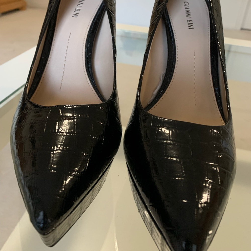 Black Shoe. Brand New.